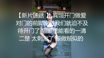 小美女已经受不了了 倚着桌角在干什么呢