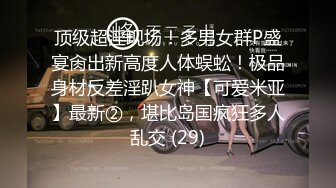 可爱女仆装家政女服务员穿着暴露差桌子勾引男主人跪着性感屁股漏出屁沟受不了直接抠逼啪啪开干