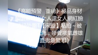 提前躲在学校女澡堂隔间里面偷拍前来洗澡的女学生,心提到嗓子眼了生怕她们推我的门