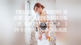 漂亮妹子胸罩被海浪拍偏乳头都跑出来还毫无察觉